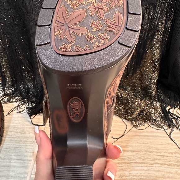 Never worn women’s Sofft choc leopard clog - Picture 8 of 15